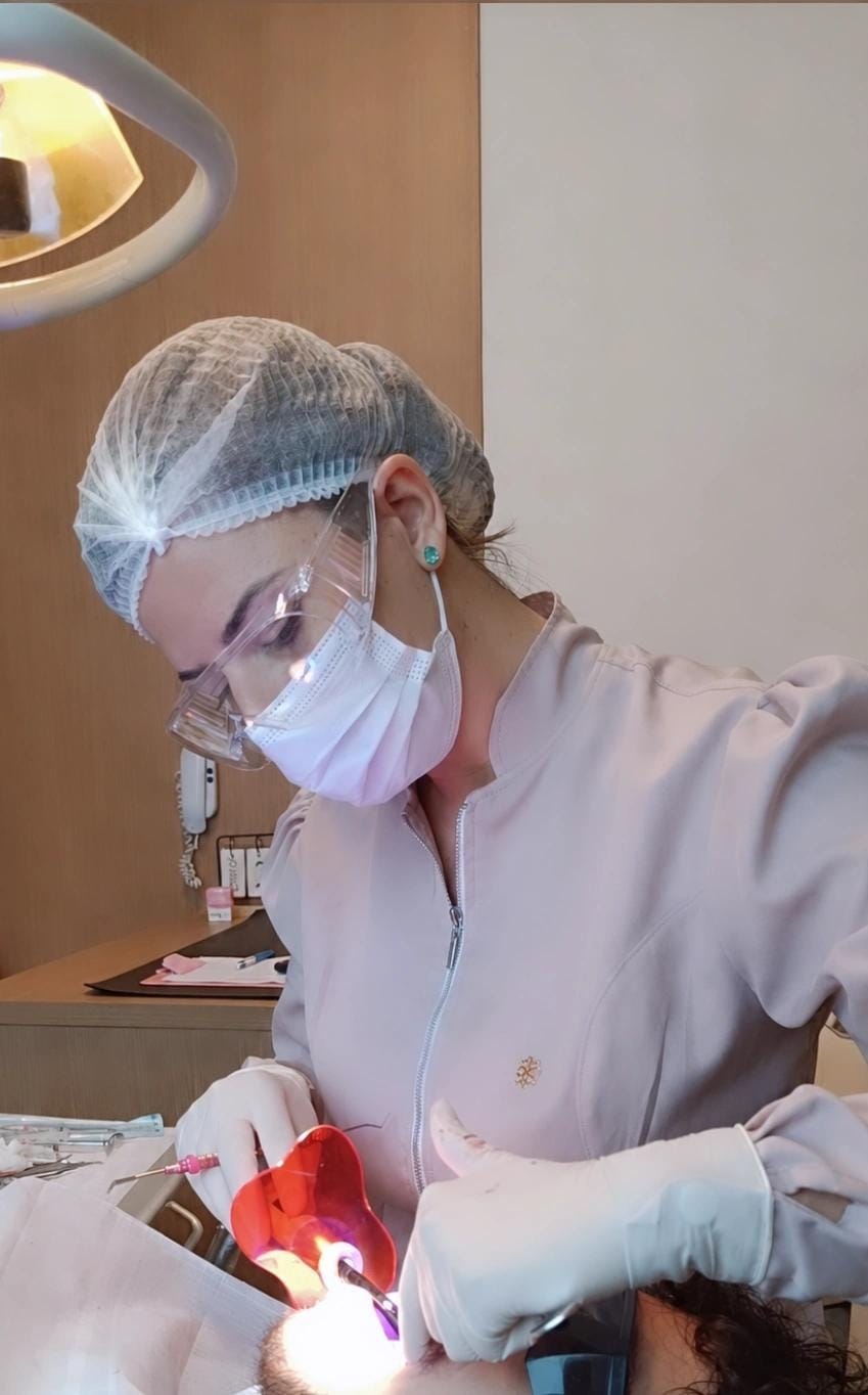 Dra. Gabriela realizando procedimento de dentística restauradora